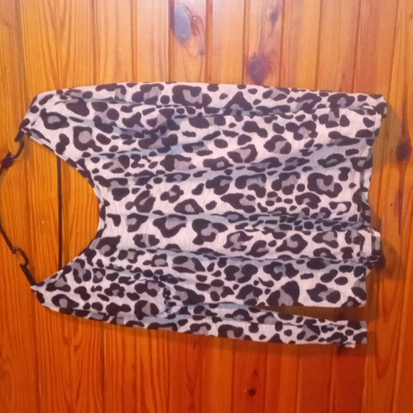 Large gray black animal print long sleeve, turquoise bow accent on back - Picture 2 of 2